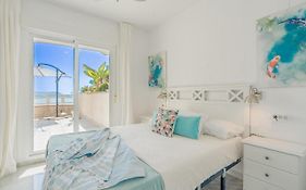 Coral Paradise Apartment With Swimming Pool